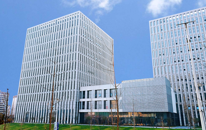 企业互联网应用开发周期与成本评估：基于钲馨网络实践的数据参考